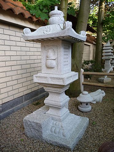 Tachi-gata Laterne aus Stein Typ 31