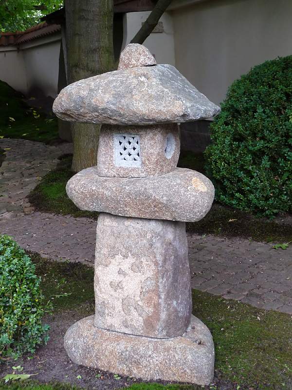 Lampada Da Giardino Giapponese Tachi-Gata In Ghisa – Lanterna In Pietra Resistente Al Gelo, 80 Cm, Per Esterni E Giardini Zen